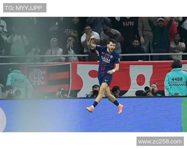 英超激战巴黎圣日耳曼险胜曼城神扑引争议判罚全场沸腾