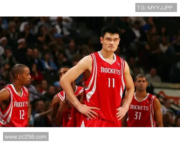 姚明在篮球场上的沉稳表现展现了他超凡的技术与领导力