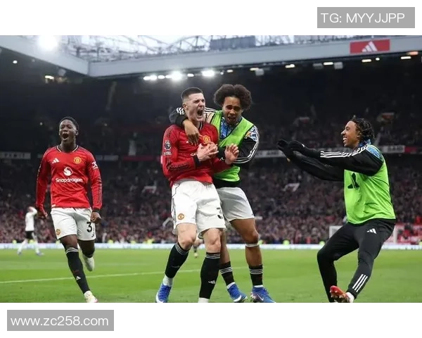 曼联狂胜尤文图斯6-2补时绝杀引发全场疯狂庆祝